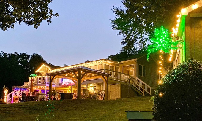 Northlakes House | 'Paradise Lakehouse' in Hickory w/Dock & Views!