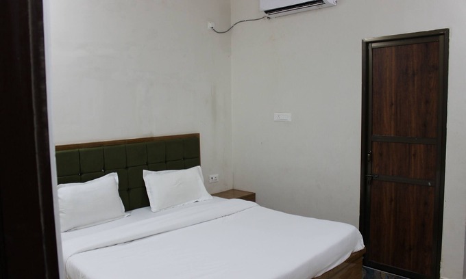 Varanasi House | Paradise Nest-Perfect for solo travelers & couples in Varanasi. Near Assi Ghat