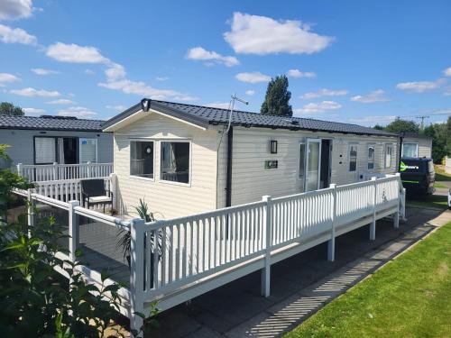 Skegness Apartment | Parkdean Southview Vintage 33 8 Berth 3 Bed Caravan Glassed Front Veranda On Site Pool