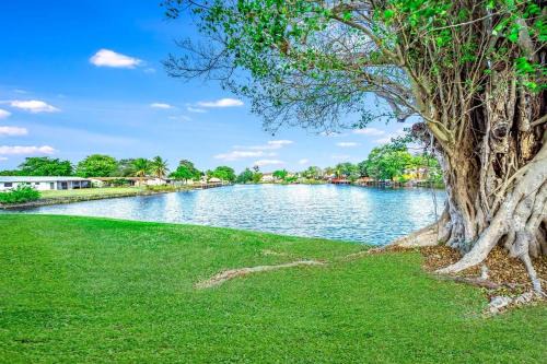 Survey Creek Apartment | Parking - King Bed - Water Front - Palm Wave Says