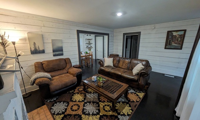 Hot Springs Cottage | Patterson's Cottage: Gateway to Oaklawn. No Fees. Check-in/out anytime.