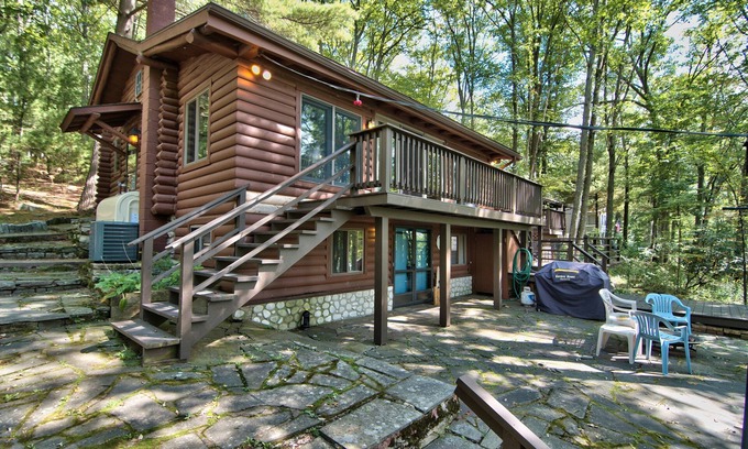 Hawley Cottage | Paupack Point Wallenpaupack Lakefront Log Home - 3 bedrooms + Central AC