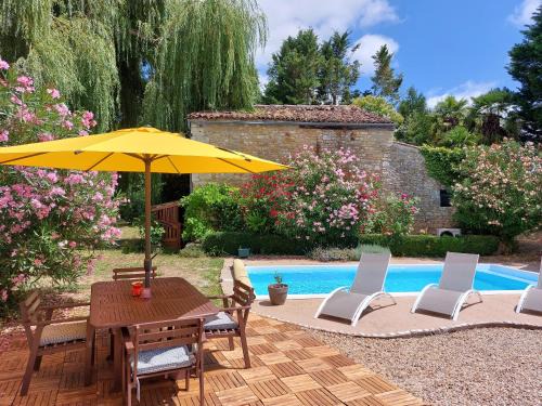 Cravans Bed & Breakfast | Pause Charentaise chambre avec piscine
