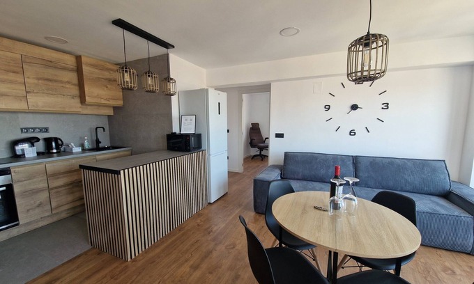 Castello de la Plana Apartment | Paz Central Tower - Pets OK!