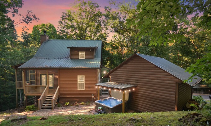 Ellijay Cabin | Peaceful Cabin 5 Min to Wineries, Orchards & Shopping 🏔 Fire Pit🔥 Hot Tub ❤️