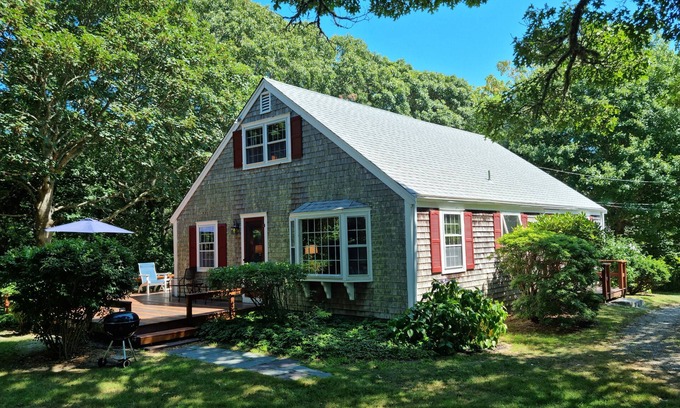 Menemsha House | Peaceful House on Menemsha Hill - 2 min from beach!