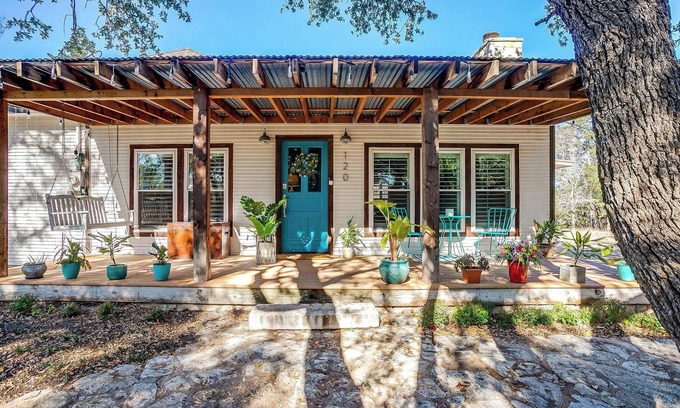 Granbury Cabin | Peaceful Lakehouse with additional cabana sleeps 10, kayaks & huge dock.