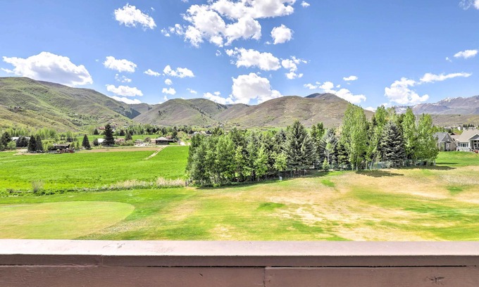 Midway Apartment | Peaceful Midway Studio w/Mountain + Golf Views!