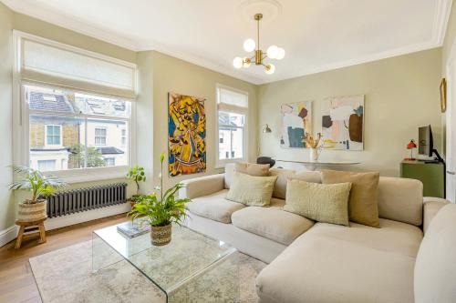 Sands End Apartment | Peaceful multilevel 2BR flat with Garden in Fulham