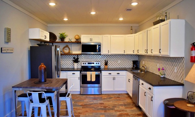Galveston Cottage | Peaceful shady beach cottage 2 minutes walk to the beach!