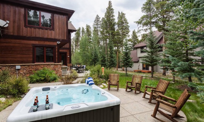 Christie Heights House | Peak 8 by AvantStay Spacious Modern Cabin w/ Hot Tub & Views