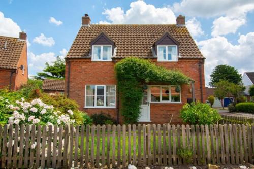 Weybourne House | Pebble Beach -Coastal Gem Weybourne - Crabpot Cottages Sheringham