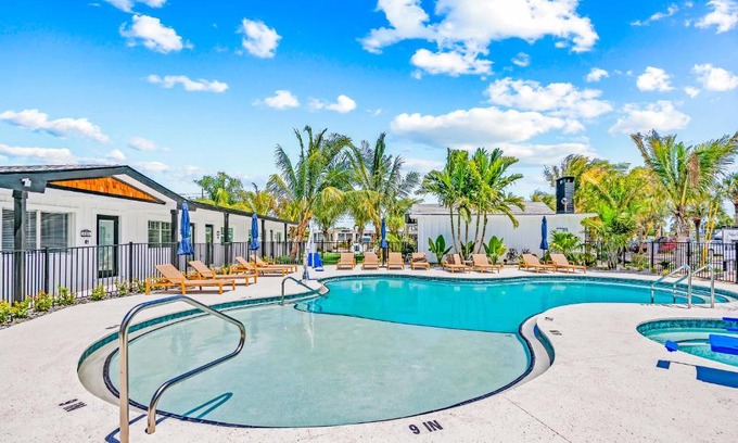 Bradenton Beach Hotel | Pelican Post at Anna Maria Island Inn