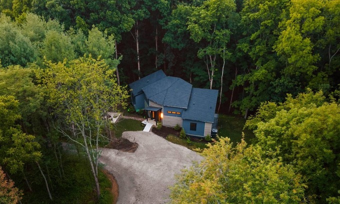 Laurelville Cabin | Penthouse in the Trees : 15 minutes to Hocking Hills State Park : Stunning Views