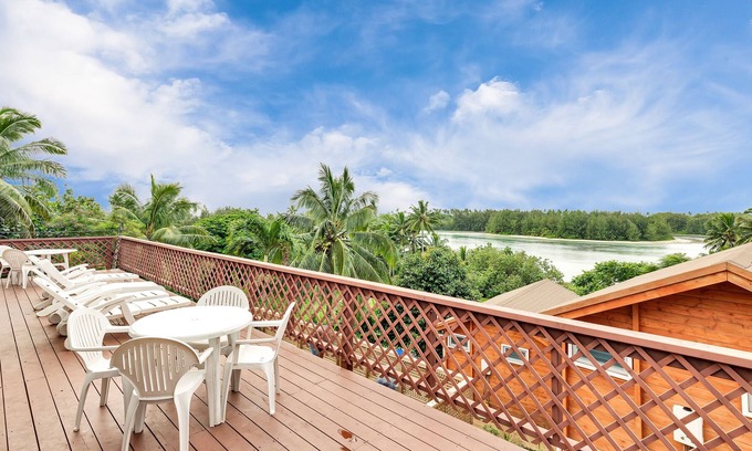 Ngatangiia House | Perfect for families to relax with stunning views of the lagoon & Motu (Islets)