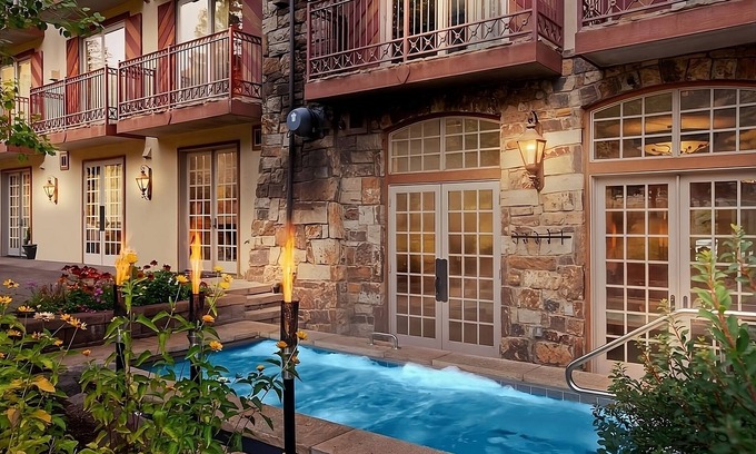 Vail Hotel | Perfect for Groups! 2 Spacious Units, Onsite Parking and Hot Tub