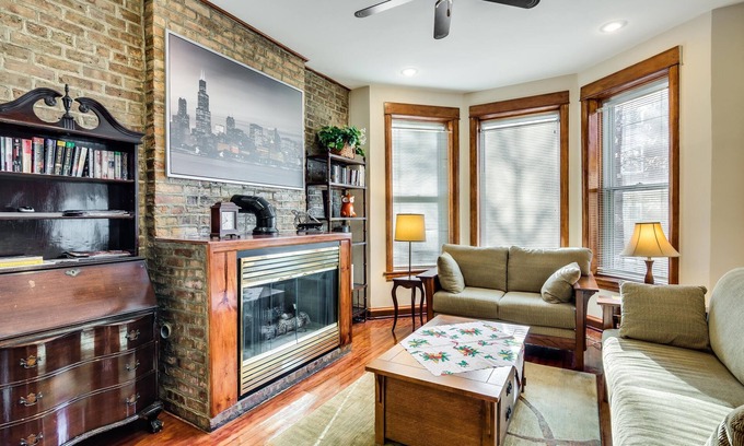Edgewater Beach Condo | Perfect for Groups! Steps to the Beach and Room for All! Enjoy All Andersonville Has to Offer! by AllSet Turnover