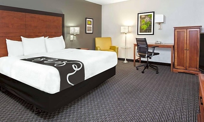 Arsenal House | Perfect for Groups! 4 Units Near Wax Museum, with FREE Bfast & Parking, Pool!