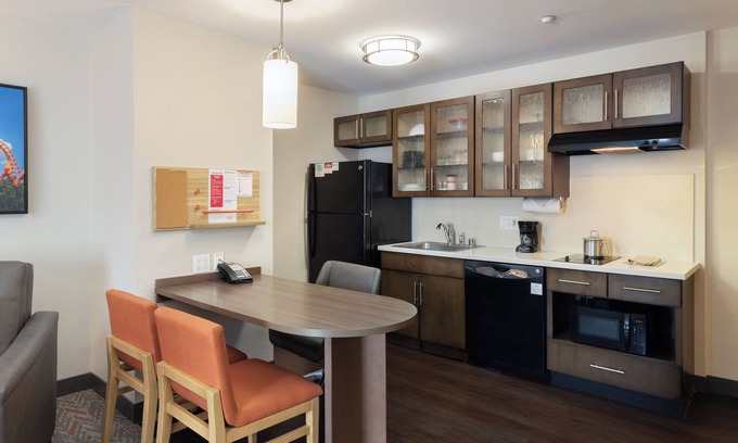 Anaheim Resort Hotel | Perfect For Your Group | Queen Bed Each to 4 Suite & Kitchen