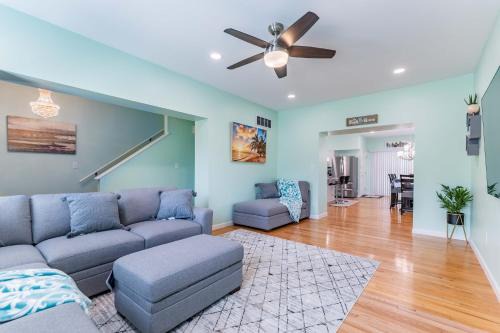 Central West End House | Perfect Getaway at CWE- Entire Home with Free Parking Near Fox, Universities and More!