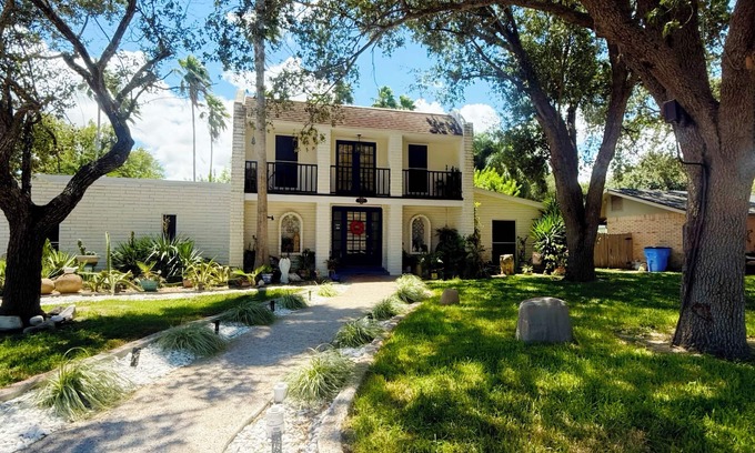 Palm Valley House | PERFECT HOME - 2 lg bedrooms, huge kitchen/living/dining/gardens/yard/hot-tub.