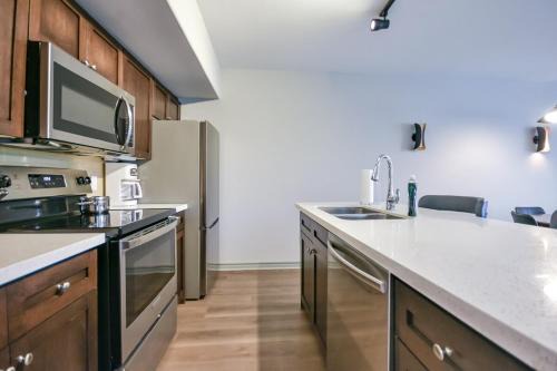 Oro-Medonte Apartment | Perfect Jacuzzi Suite at Highland