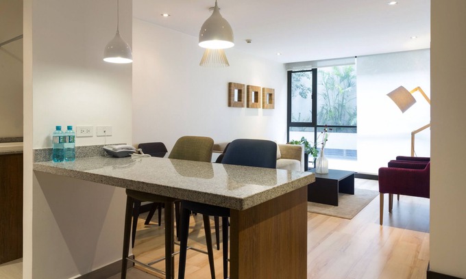 Financial District Apartment | PERFECT LOCATION 1BDR 1.5BTH WI FI, NETFLIX, POOL, GYM, SAUNA, 24HR SECURITY.