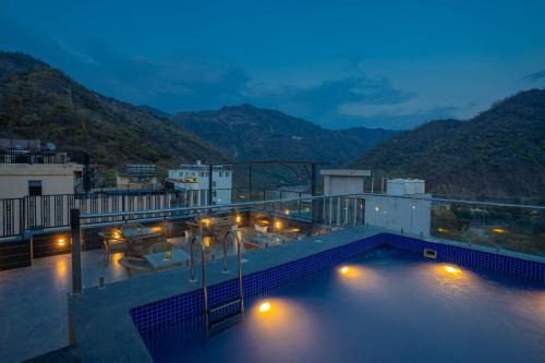 Tapovan Hotel | Perfectstayz Premium Laxmi Heritage with Rooftop Pool & Cafe