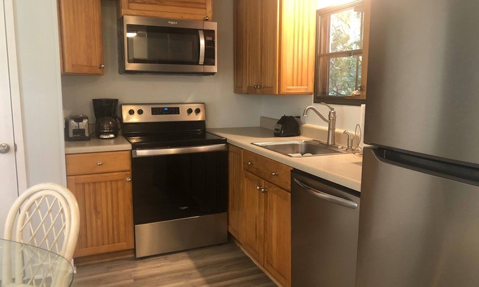 Sunset Beach House | Pet Friendly 2 bedroom w/ Calabash River Access