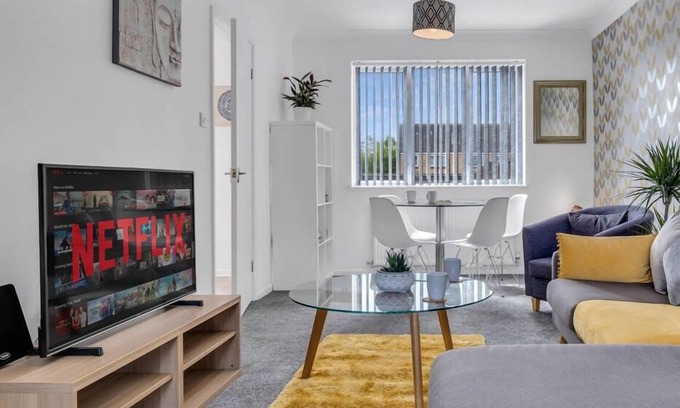 West Bromwich House | Pet-Friendly 3BR House Near West Brom Centre
