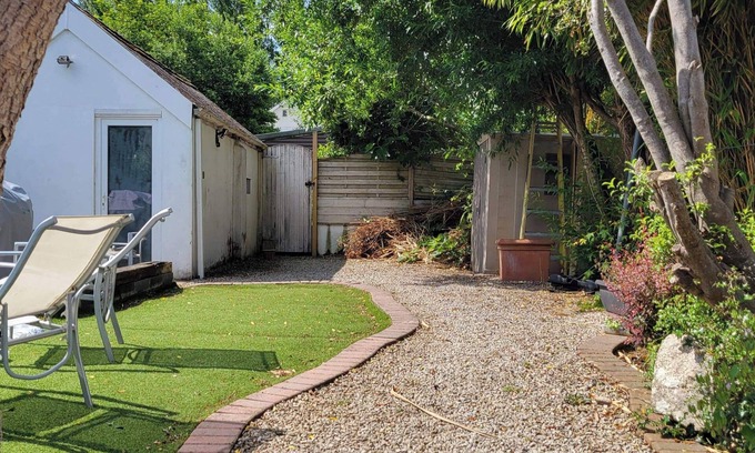 Bournemouth Cabin | Pet Friendly - 4 Guests - 13 min to the Beach