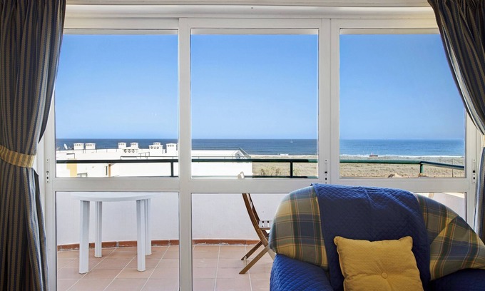 Meia Praia Apartment | Pet-Friendly Apartment Meia Praia by the Beach & Wi-Fi