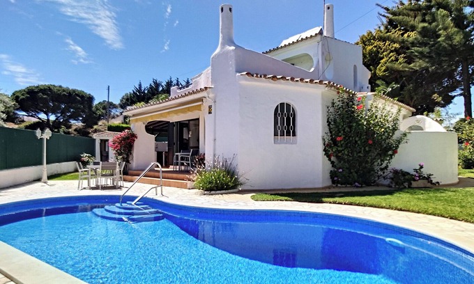 Sesmarias Villa | Pet-Friendly Beautiful Villa Palmeire Galé Beach with WiFi, Balcony, Garden, Terrace & Pool
