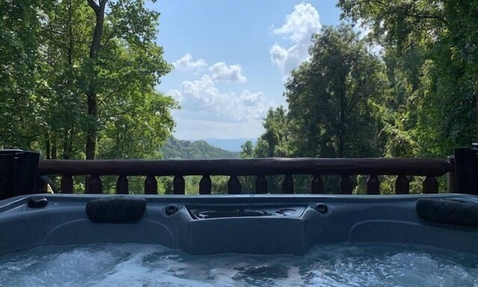 Ferguson Cabin | Pet-Friendly,Cedar Cabin, Spa Tub, WiFi,Fireplace
