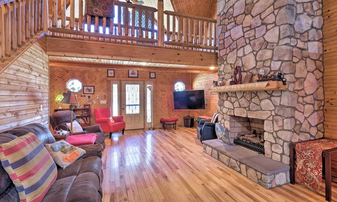 Luray Cabin | Pet Friendly Garnerland Home w/Deck & Porch!