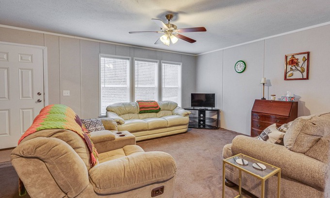 Laurelville House | Pet-Friendly Home ~ 10 Mi to Hocking Hills!