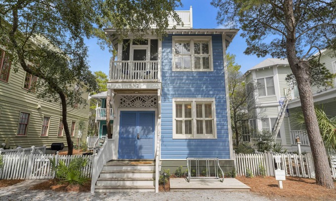 Seaside House | Pet Friendly in Seaside, Renovated & Easy Walk to Beach & Pools + 2 Bikes!