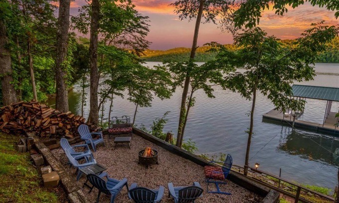 Sharps Chapel House | Pet Friendly. Lakefront firepit. Covered dock. Late summer/fall dates available