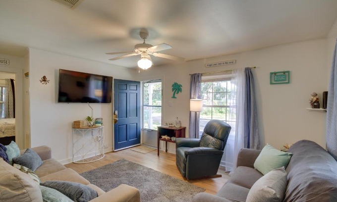 Gulfport House | Pet-Friendly Retreat in Gulfport Less Than 1 Mi to Beach!