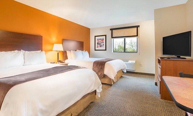 Berwick Hotel | Pet-Friendly Stay w/Full Kitchen Near Cascade Falls & Iowa State Fairgrounds
