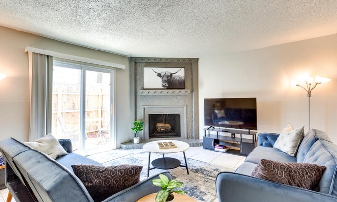 Warr Acres House | Pet-Friendly Warr Acres Townhome with Fireplace