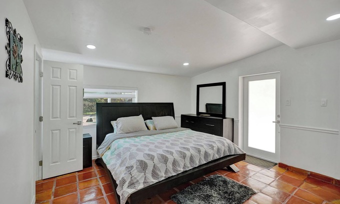 Ives Estates Apartment | Petite Houze W/WI-FI and Parking
