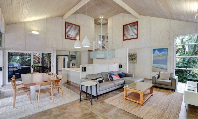 Point Lookout House | Pets Allowed in this large family beach house a short walk to hotel and.