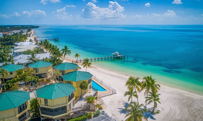 Marathon Villa | PF Pool Beach Kitchen Sleep 6, Hot Tub W&D Marina WiFi Parking