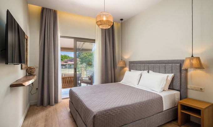 Ipsos Apartment | Phos Elegant Residences by Konnect, 400m to the beach