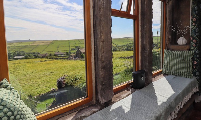 Hebden Bridge Cottage | PIKE VIEW COTTAGE, pet friendly, with open fire in Heptonstall