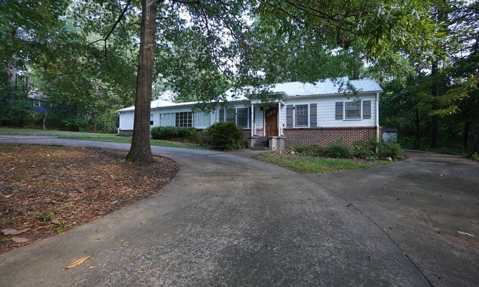 New Castle House | Pine Haven – Spacious Family Stay | Crib, Pet-Friendly, Slee