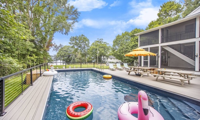 South Haven House | Pine Lodge: Swimming Pool, Hot Tub, Lake Michigan Beach, Sauna, Screen Porches