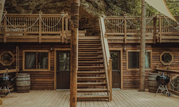 Rogers Hotel | Pirate Ship Cliff House | 4 Bed, 2 Bath