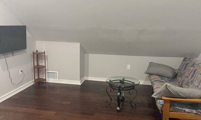 West New Haven Apartment | Pleasant apartment with AC in charming New Haven